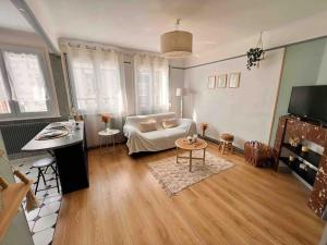 una sala de estar con un sofá y una mesa en Le Cosy, en Calais 7 fotos más