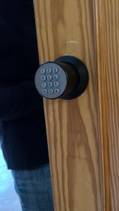 un mando a distancia a un lado de una puerta en Circus-Goretti House, en Mairena del Aljarafe