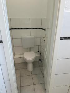 een badkamer met een wit toilet in een kamer bij Hami Home Hamburg in Hamburg +10 foto's