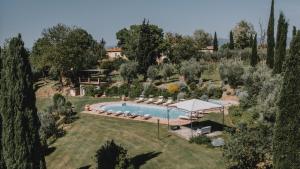 Elle offre une vue sur le jardin et la piscine. dans l'établissement Podere Biagio, à Valiano