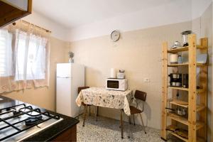 uma cozinha com uma mesa e um frigorífico branco em Casa Fefa em Candelaria
