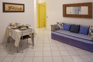 een woonkamer met een bank en een tafel bij Sirene 4 in Levanto