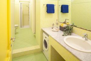 een badkamer met een wastafel en een wasmachine bij Sirene 4 in Levanto