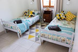 Laprade的住宿－Gite Charbonnaud，一间带两张床的卧室,铺有瓷砖地板。