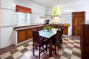 cocina con mesa y sillas en una habitación en TESS Casa La Alcazaba de Serrato, en Serrato