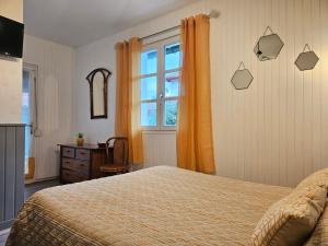sypialnia z łóżkiem i oknem w obiekcie chambres d'hôtes Amets w Sare