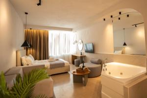 um quarto de hotel com uma cama e uma banheira em Sea & the City em Tessalónica