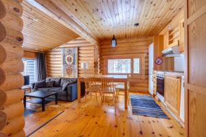a log cabin living room with a wooden ceiling at Holiday Apartment Lomalaavu D 2 in Suomutunturi