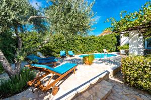 une terrasse avec des chaises longues et une piscine dans l'établissement Villa Piano, à Mlini