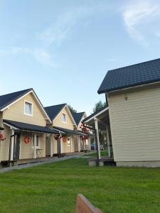 une rangée de maisons avec garages dans une cour dans l'établissement Domki 7 Houses Rewal, à Rewal