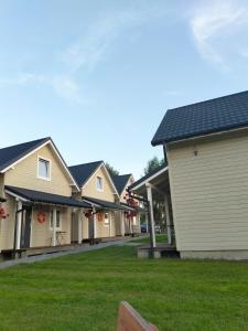 szereg domów z garażami w ogródku w obiekcie 7 Houses Rewal w Rewalu