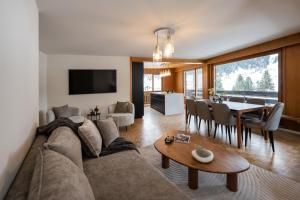 a living room with a couch and a table at Chalet Alberti Davos Platz in Davos
