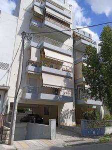 un edificio blanco con balcones en un lateral en New apartment in Kallithea, en Atenas