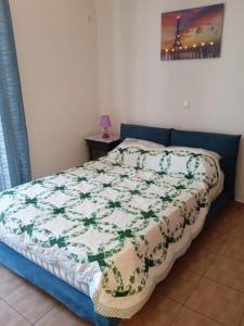 Una cama con edredón en un dormitorio en New apartment in Kallithea, en Atenas