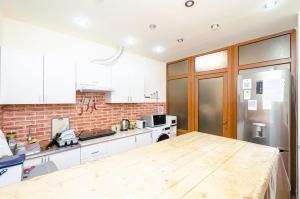 Kuchyň nebo kuchyňský kout v ubytování Areva Hostel & Apartment + 19 fotografií