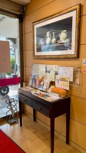 台南的住宿－文化信然，商店里书本上的桌子