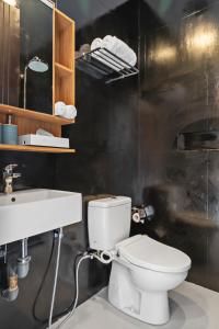 bagno con servizi igienici bianchi e lavandino di Asasta Villa by Hombali a Tabanan
