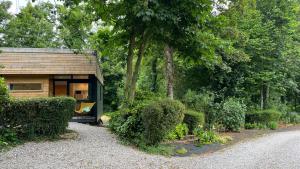 een klein huisje midden in een tuin bij Le Bungalow in Bonningues-lès-Calais