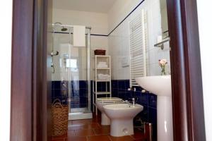 un bagno con wc, lavandino e doccia di Tenuta il Carrubo - Dimora storica a Bisceglie