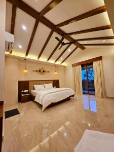 Savera Seafront في Suratakal: غرفة نوم كبيرة بها سرير ونافذة كبيرة