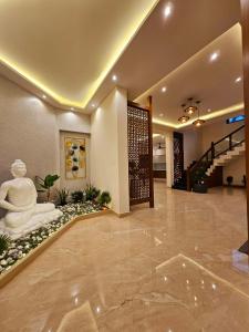 Savera Seafront في Suratakal: غرفة كبيرة مع غرفة للتأمل مع إقامة فندقية بخدمة الغرف