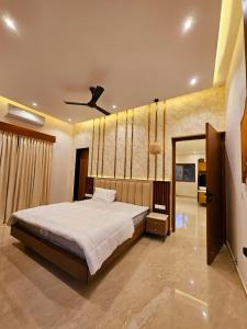 Savera Seafront客房内的一张或多张床位