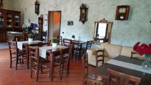Reštaurácia alebo iné gastronomické zariadenie v ubytovaní Hotel La Pendola