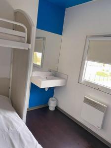 Postel nebo postele na pokoji v ubytování KRYSTAL HOTEL