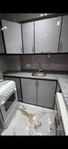 uma cozinha com um lavatório e uma bancada em dreamland em ‘Ezbet `Abd el-Ḥamîd