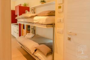 a room with two bunk beds in a room at Appartamenti La Piazzetta in Sirmione