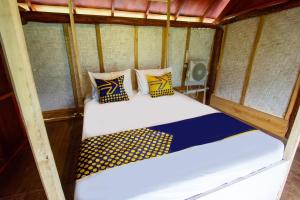 1 Schlafzimmer mit 2 Betten in einem Zimmer mit in der Unterkunft SPOT ON 93451 Bale Kertiasih in Lombok