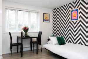 Modern flat - Sleeps 3 - London في انفيلد: غرفة معيشة مع أريكة وطاولة