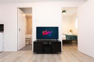 Un televizor și/sau centru de divertisment la Modern flat - Sleeps 3 - London