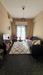 Sea side apartment في لوتراكي: غرفة معيشة مع أريكة وطاولة