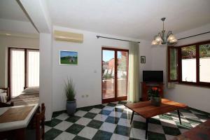 Televízia a/alebo spoločenská miestnosť v ubytovaní Apartment in Rabac 16698