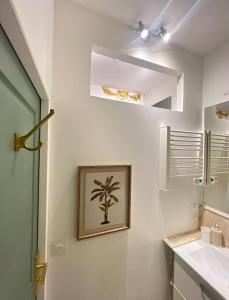 uma casa de banho com uma imagem de uma palmeira na parede em Appart 1 chambre intra-muros avec JARDIN em Avignon