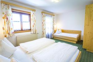 1 dormitorio con 2 camas y ventana en Nöglhof, en Radstadt