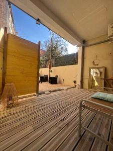 阿维尼翁Appart 1 chambre intra-muros avec JARDIN的大型木制甲板,设有大型木门