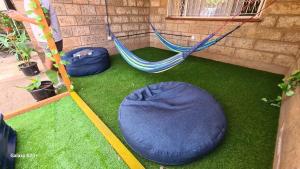 twee blauwe zitzakken en een hangmat op een patio bij Jabulani Nairobi Backpackers Hostel in Nairobi