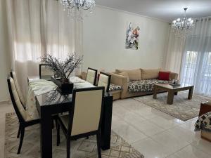 una sala de estar con una mesa y un sofá en Villa Daniela, en Loutraki