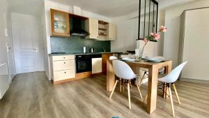 Kuchyň nebo kuchyňský kout v ubytování Appartement avec Vue Mer et Parking