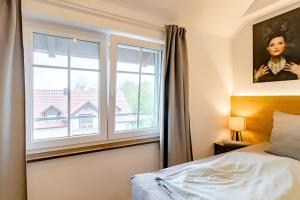 - une chambre avec un lit et une fenêtre dans l'établissement Komfortables Doppelzimmer in Kehl Goldscheuer - 1A Guesthouse, à Kehl