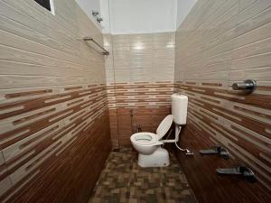 baño con aseo blanco en una habitación en Thevitisvillas, en Sultan Bathery