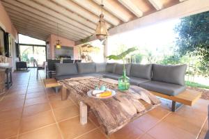 印加的住宿－Aires del Tomir，客厅配有沙发和桌子