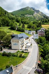 una vista aérea de una ciudad con una montaña en Logis Hôtel La Brèche de Roland, en Gèdre