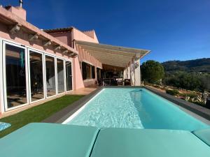 una piscina nel cortile di una casa di Aires del Tomir a Inca