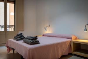 a room with a bed with towels on a table at AT137 Abadia in Torredembarra
