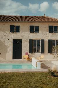 una casa con piscina frente a ella en Ma Petite Bastide, en Sainte-Bazeille