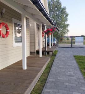 une terrasse couverte d'une maison avec une couronne rouge sur celle-ci dans l'établissement Domki 7 Houses Rewal, à Rewal