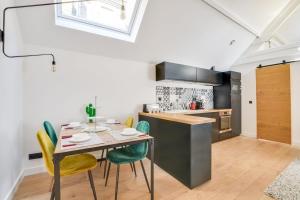 uma cozinha e sala de jantar com mesa e cadeiras em Lille Centre - Superb 60m2 2bed apartment ! em Lille